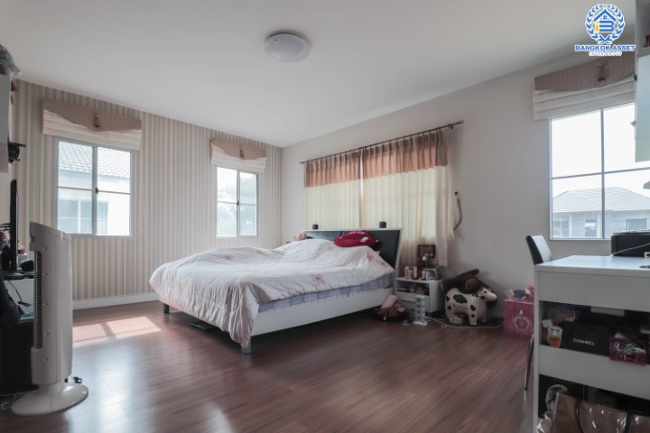 *****บ้านมือสองโซนนนทบุรี ม.มัณฑนา ปิ่นเกล้า-พระราม5 แบรนด์ดังจาก L&H สุดปัง ! บ้านหันทิศตะวันตกเฉียงใต้ บรรยากาศเงียบเป็นส่วนตัว หน้าบ้านไม่ชนใคร บนเนื้อที่ 61 ตร.ว. ฟังก์ชัน 3 ห้องนอน 3 ห้องน้ำ 2 ที่จอดรถ แถมฟรี !!  แอร์ 5 เครื่อง และ เครื่องทำน้ำอุ่น 2 เครื่อง Facilities ครบครัน! บนทำเลเดินทางสะดวก หน้าโครงการติดถนนนครอินทร์ ใกล้วงเวียนพระราม5 และจุดขึ้นทางด่วน "ศรีรัช"